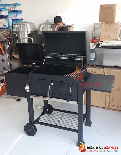 Bên phải Bếp Nướng BBQ LM212 có thiết kế kệ đựng thức ăn tiện lợi