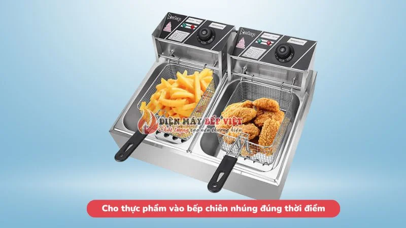 Cho thực phẩm vào bếp chiên nhúng đúng thời điểm