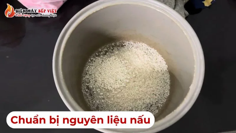 Chuẩn bị nồi cơm, gạo nấu cháo