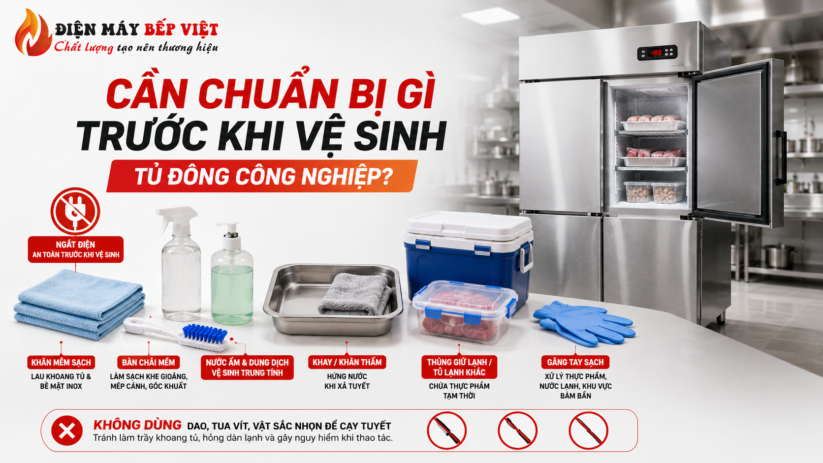 Dụng cụ vệ sinh và thực phẩm được chuẩn bị trước khi vệ sinh tủ đông công nghiệp inox trong bếp nhà hàng nhằm đảm bảo thao tác an toàn và hiệu quả.