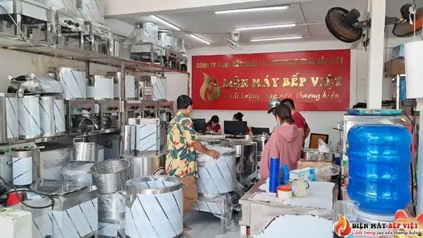 Khách hàng mua hàng và thanh toán trực tiếp tại Điện Máy Bếp Việt