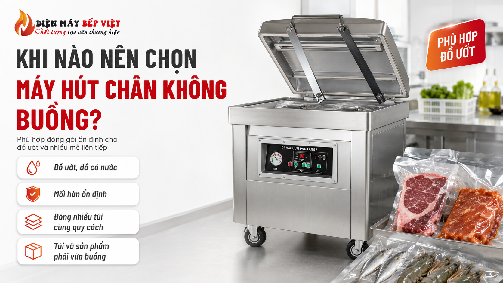 Máy hút chân không buồng inox được mở nắp trong khu bếp sơ chế, minh họa lựa chọn phù hợp cho thực phẩm ẩm, đồ có nước, mối hàn ổn định và đóng gói nhiều túi cùng quy cách.
