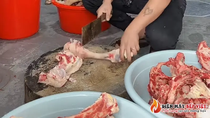 Kỹ thuật chặt xương bò bằng dao phay