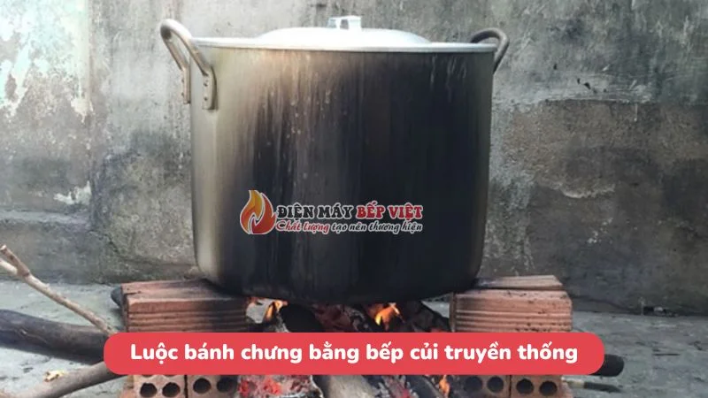 Luộc bánh chưng bằng bếp củi truyền thống