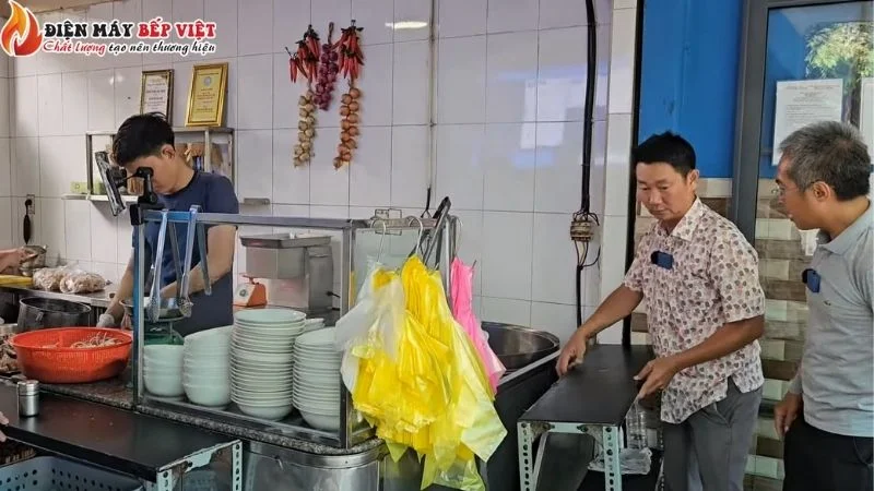 Mẫu bếp quán phở bình dân