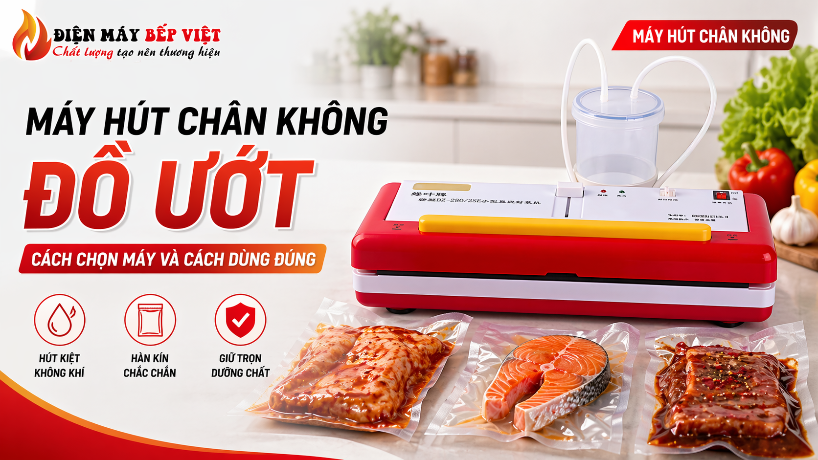 Điện Máy Bếp Việt minh họa máy hút chân không đồ ướt màu đỏ trắng cùng thực phẩm có nước sốt trong ảnh hero bài viết hướng dẫn chọn máy và cách dùng đúng.