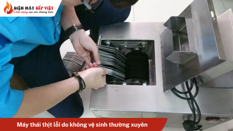 Máy thái thịt lỗi do không vệ sinh thường xuyên