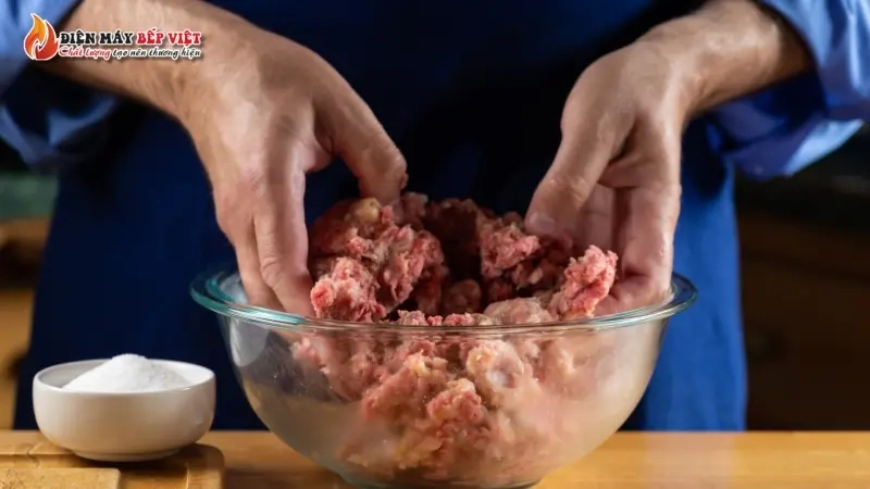 Mẹo giò lụa dai ngon không dùng bột - Trộn tỷ lệ thịt chuẩn