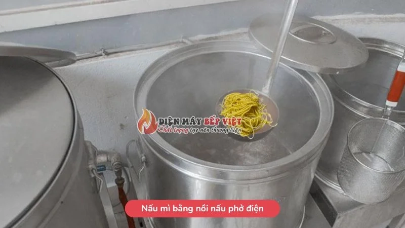 Nấu mì bằng nồi điện nấu phở