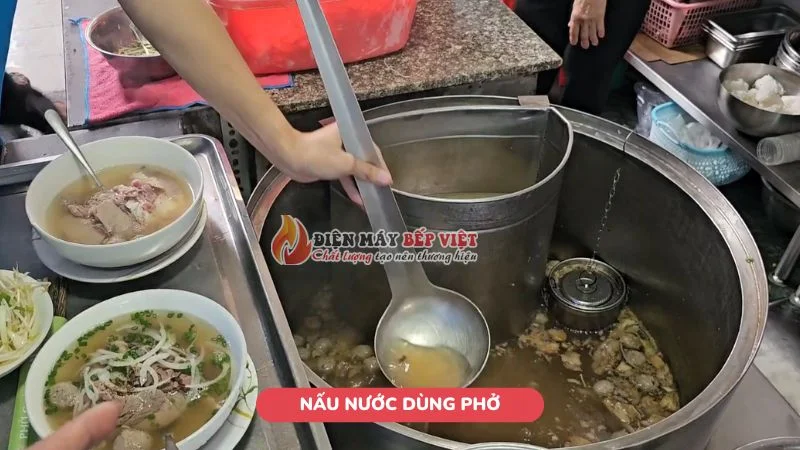 Nấu nước dùng phở thơm ngon