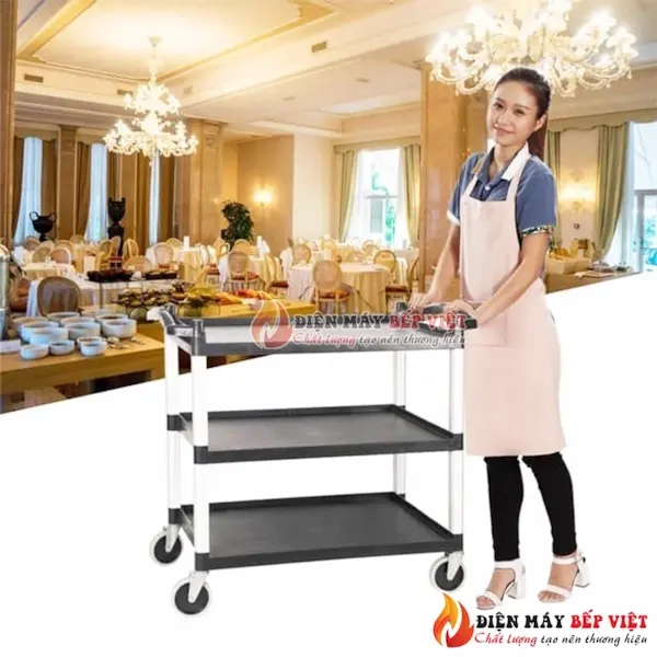 Nhân viên sử dụng xe đẩy thức ăn NPL-010 3 tầng