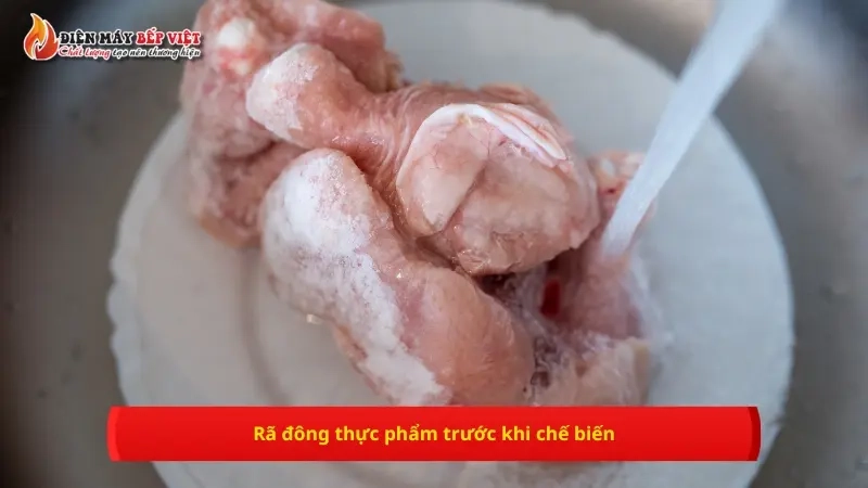 Rã đông thực phẩm trước khi chế biến