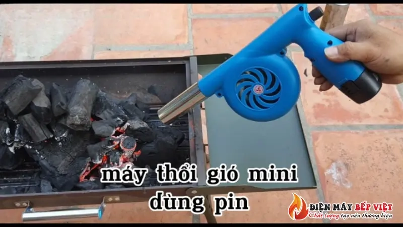 Sử dụng máy thổi than để nhóm than