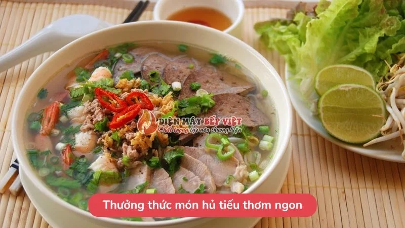 thưởng thức món hủ tiếu thơm ngon